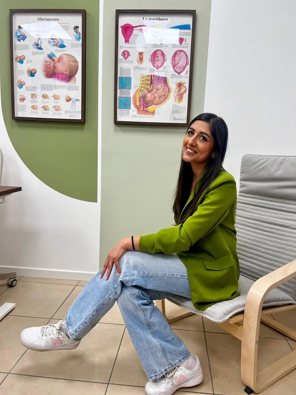 Ana Percu seduta nello studio dove riceve per le consulenze